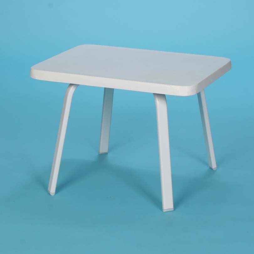 E Line 18" side table with round fiberglass top